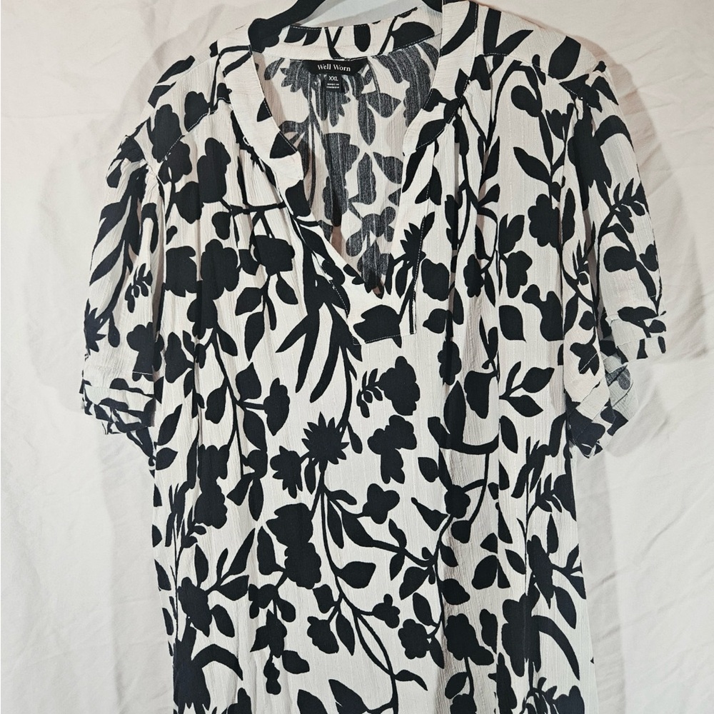 Well Worn Black & White Floral V-Neck Top